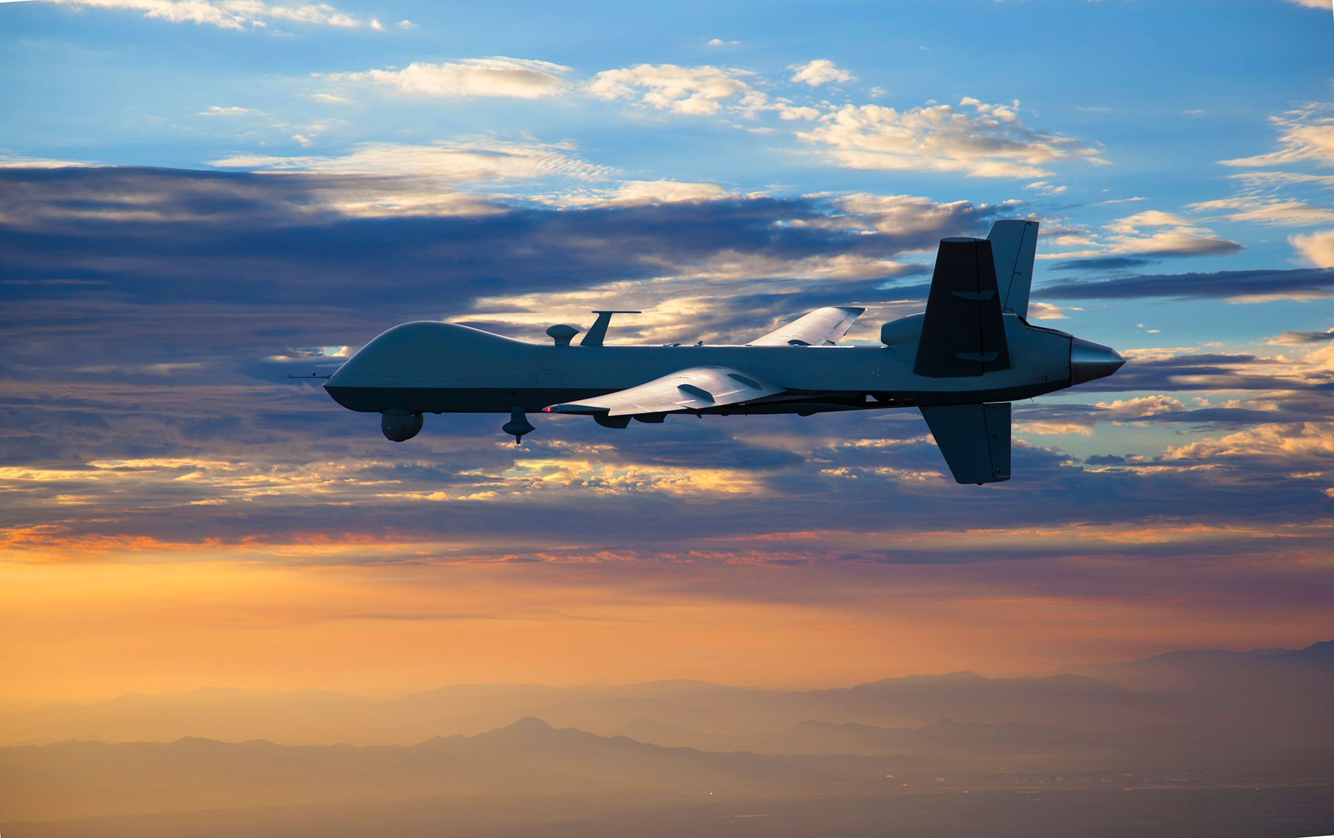 MQ-9A Reaper de General Atomics en vuelo al atardecer, imagen referencial
