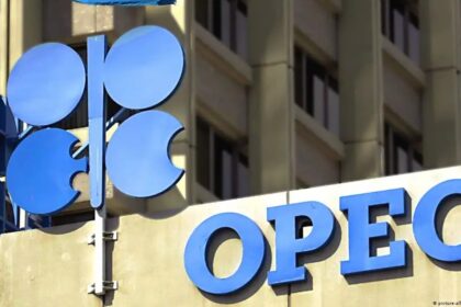 ogotipo de la OPEP en la fachada de su sede, sobre el aumento de producción de petróleo