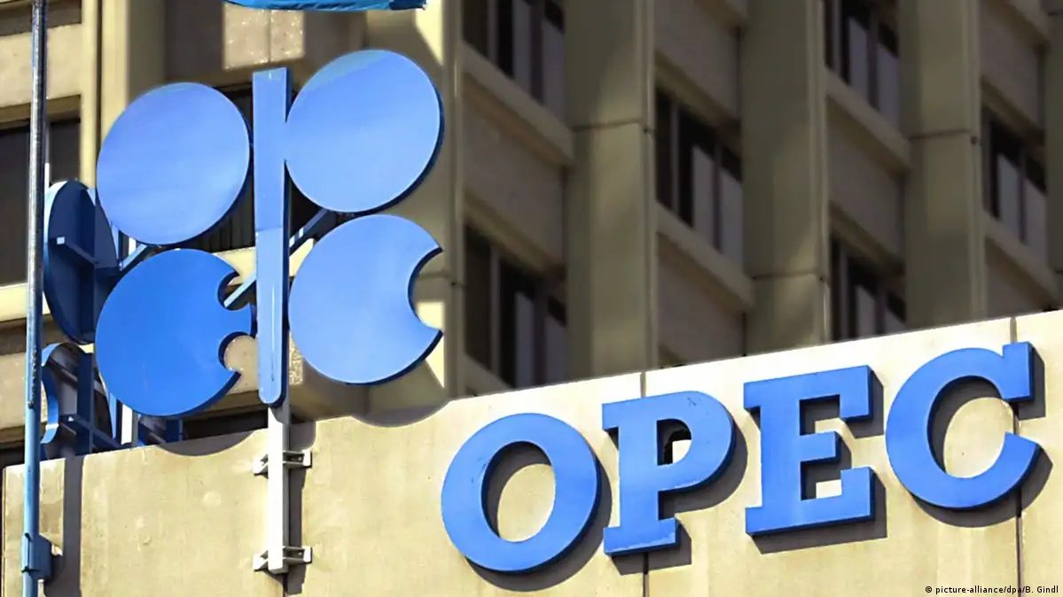 ogotipo de la OPEP en la fachada de su sede, sobre el aumento de producción de petróleo