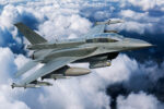 Render de un F-16D Block 70 biplaza en vuelo con distintivos de baja visibilidad
