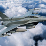 Render de un F-16D Block 70 biplaza en vuelo con distintivos de baja visibilidad