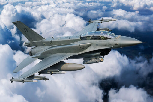 Render de un F-16D Block 70 biplaza en vuelo con distintivos de baja visibilidad