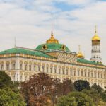 Vista diurna del Gran Palacio del Kremlin de Moscú, con cúpulas doradas y la Torre de Iván el Grande al fondo