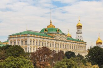 Vista diurna del Gran Palacio del Kremlin de Moscú, con cúpulas doradas y la Torre de Iván el Grande al fondo
