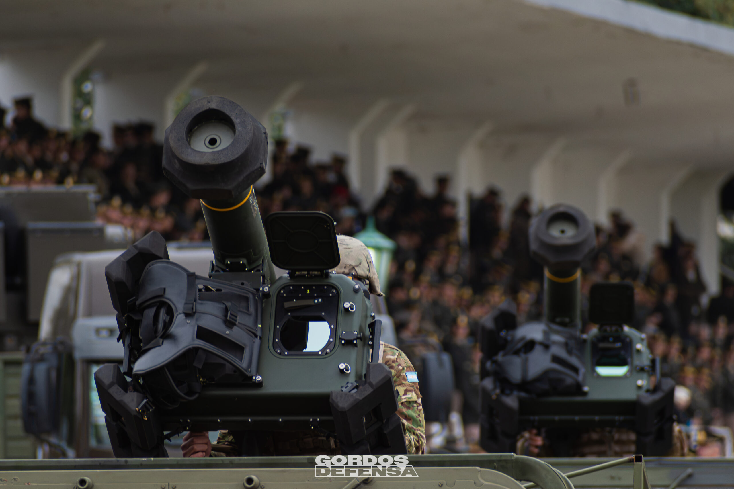 Sistema de defensa antiaérea RBS-70 sobre vehículo durante un desfile militar