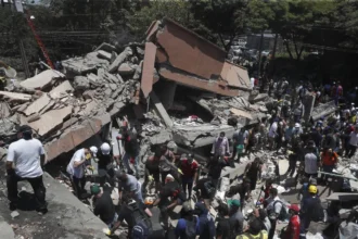Rescate en escombros tras terremoto 7,4 en Colombia