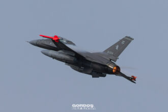 F-16BM M-1004 de la Fuerza Aérea Argentina sobre Buenos Aires en el Día de la Fuerza Aérea, secreto militar F-16 sobre exportación de material.