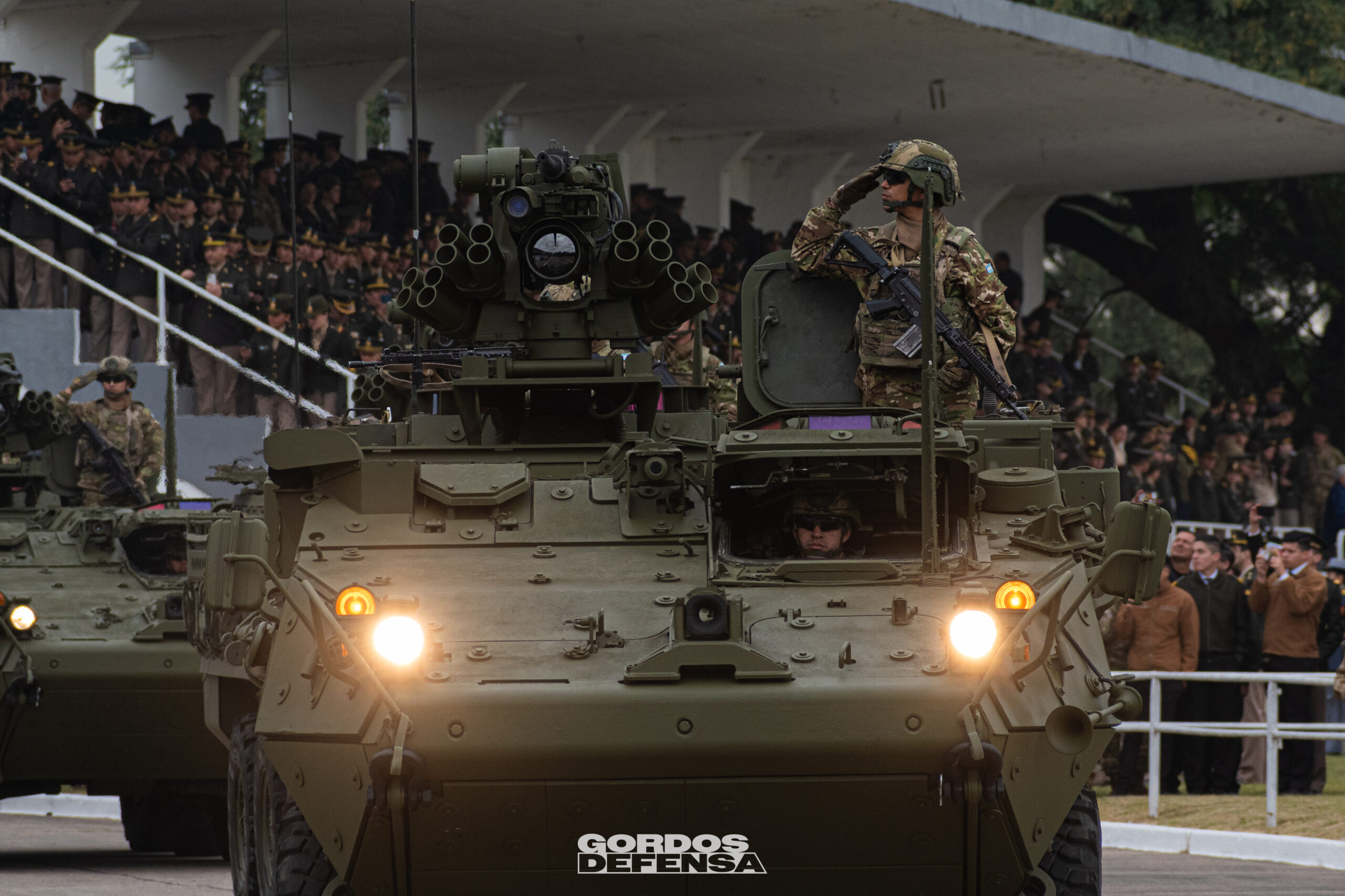 Vehículo blindado Stryker 8x8 del Ejército Argentino con su tripulante saludando durante el dia del Ejercito