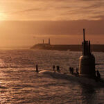 Submarino Humaitá de la Marina de Brasil ingresando a la Base Naval Mar del Plata al atardecer para el Ejercicio Fraterno XXXIX