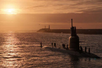 Submarino Humaitá de la Marina de Brasil ingresando a la Base Naval Mar del Plata al atardecer para el Ejercicio Fraterno XXXIX