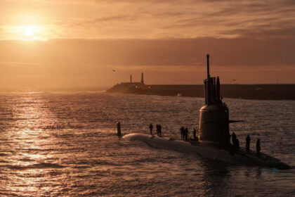 Submarino Humaitá de la Marina de Brasil ingresando a la Base Naval Mar del Plata al atardecer para el Ejercicio Fraterno XXXIX