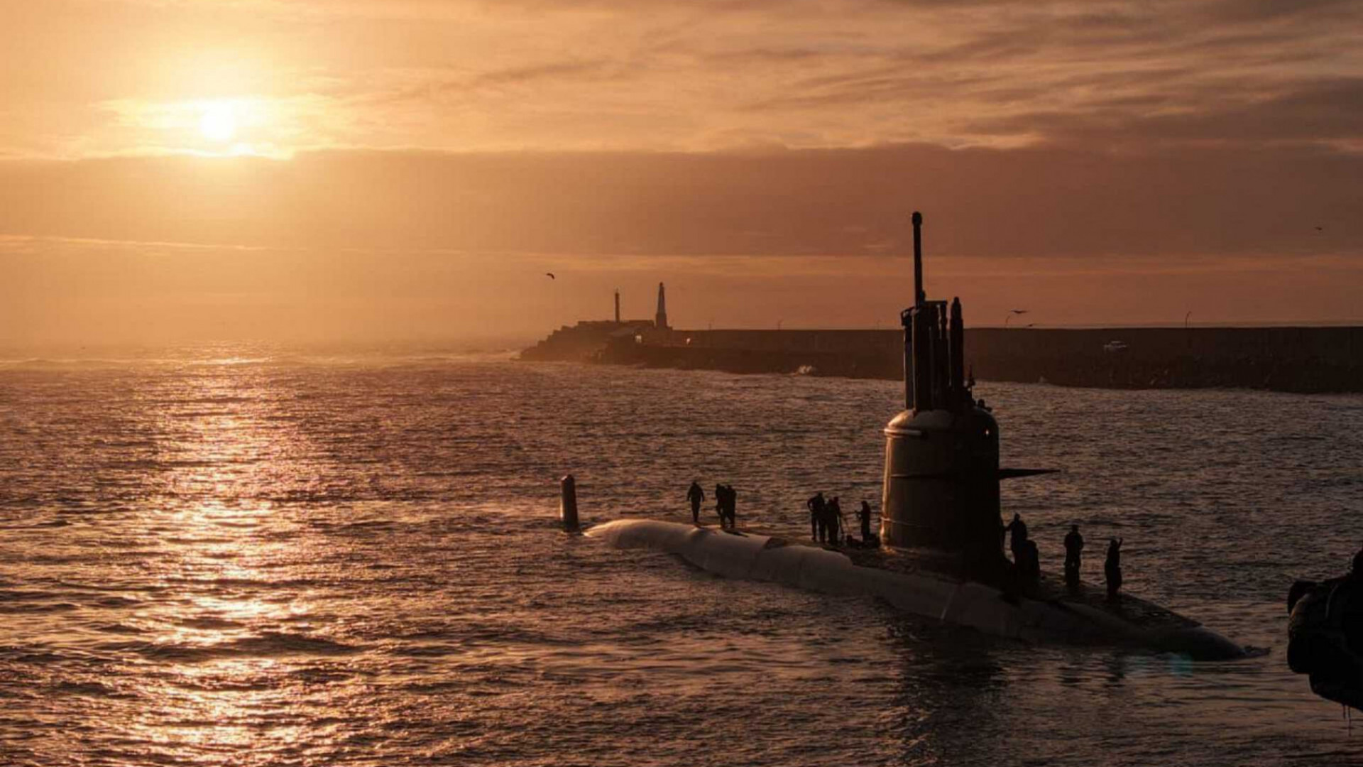 Submarino Humaitá de la Marina de Brasil ingresando a la Base Naval Mar del Plata al atardecer para el Ejercicio Fraterno XXXIX