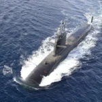 Submarino clase Scorpène de Naval Group navegando en superficie con mástiles izados, diseño ofertado a la Armada Argentina