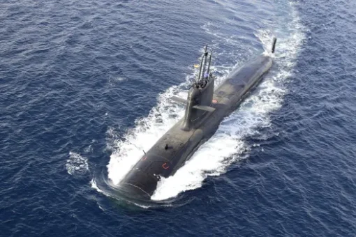 Submarino clase Scorpène de Naval Group navegando en superficie con mástiles izados, diseño ofertado a la Armada Argentina