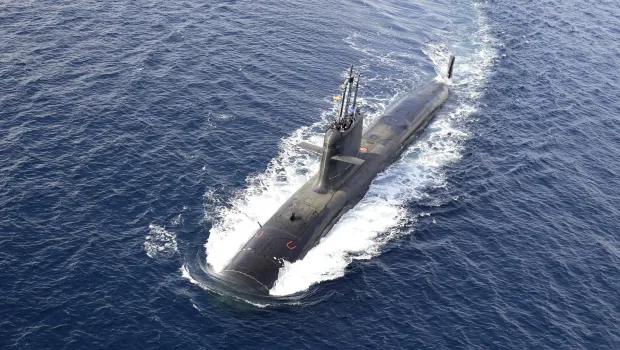 Submarino clase Scorpène de Naval Group navegando en superficie con mástiles izados, diseño ofertado a la Armada Argentina