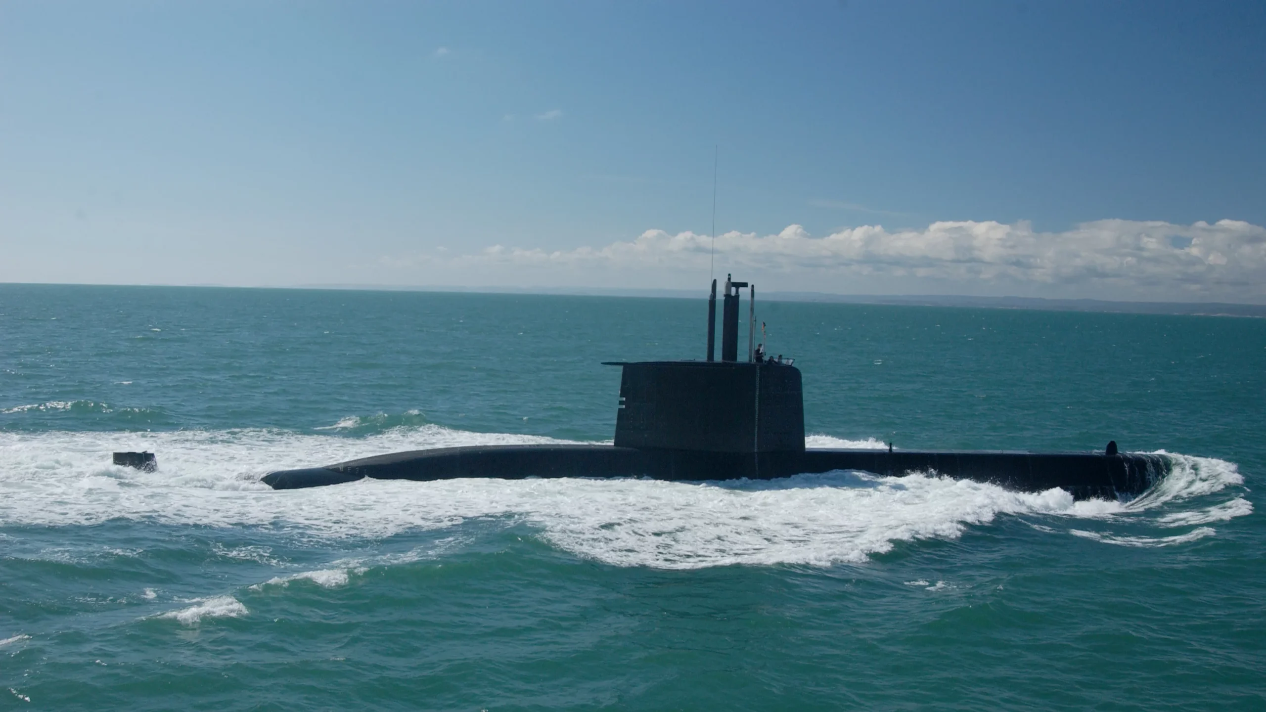 Submarino convencional Tipo 209 de TKMS navegando en superficie, diseño base del 209NG ofertado a la Armada Argentina