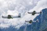 T-27 Tucano FAH 257 de la Fuerza Aérea Hondureña volando en formación con dos TP-75 Dulus dominicanos sobre La Ceiba
