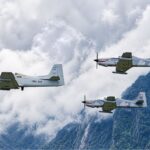 T-27 Tucano FAH 257 de la Fuerza Aérea Hondureña volando en formación con dos TP-75 Dulus dominicanos sobre La Ceiba
