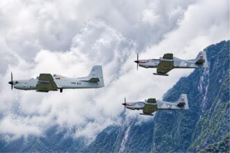 T-27 Tucano FAH 257 de la Fuerza Aérea Hondureña volando en formación con dos TP-75 Dulus dominicanos sobre La Ceiba