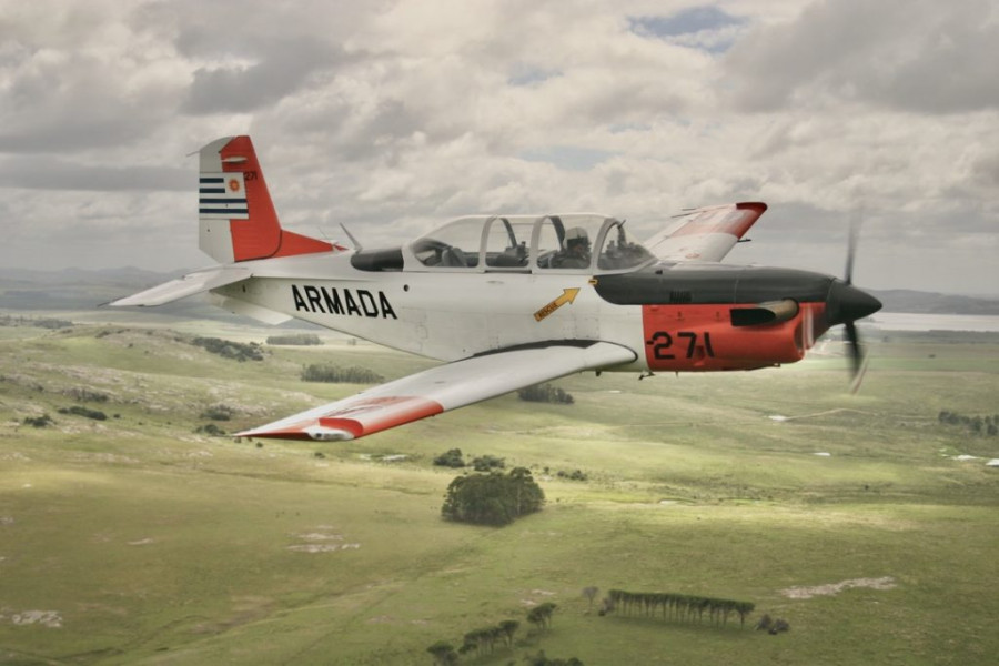 Entrenador Beechcraft T-34C-1 Turbo Mentor matrícula Armada 271 de la Aviación Naval Uruguaya en vuelo