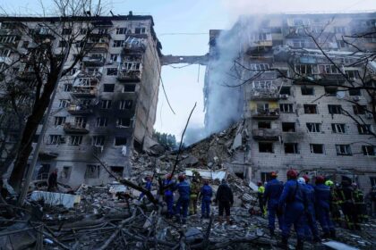 Rescatistas trabajan entre los escombros de un edificio residencial destruido por un ataque en Ucrania
