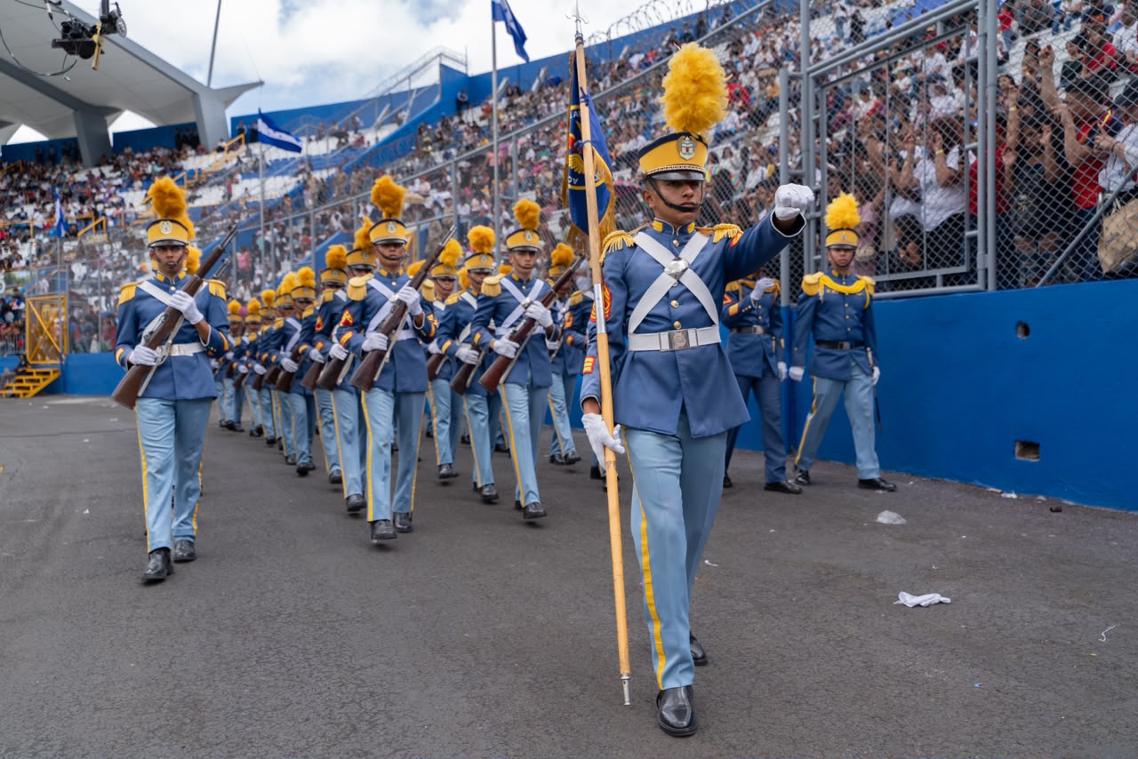 Cadetes de la Academia Militar de Aviación de Honduras marchan con uniforme celeste y penacho amarillo en el Estadio Nacional