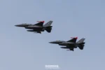 Dos cazas F-16 de la Fuerza Aérea Argentina en vuelo en formación, matrículas M-1004 y M-1005
