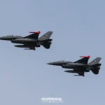 Dos cazas F-16 de la Fuerza Aérea Argentina en vuelo en formación, matrículas M-1004 y M-1005