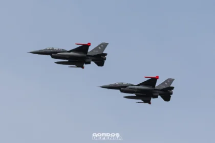 Dos cazas F-16 de la Fuerza Aérea Argentina en vuelo en formación, matrículas M-1004 y M-1005