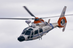 Helicóptero AS365 Dauphin matrícula PA-43 de la aviación de Prefectura Naval en vuelo, con torreta electroóptica sobre la cabina y fenestrón naranja de alta visibilidad.