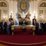 El presidente Javier Milei durante la cadena nacional en la Casa Rosada, acompañado por su gabinete, en la que anunció la base naval integrada en Tierra del Fuego.
