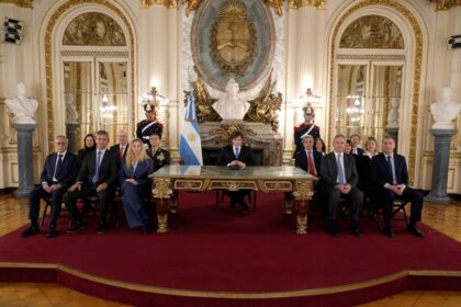 El presidente Javier Milei durante la cadena nacional en la Casa Rosada, acompañado por su gabinete, en la que anunció la base naval integrada en Tierra del Fuego.