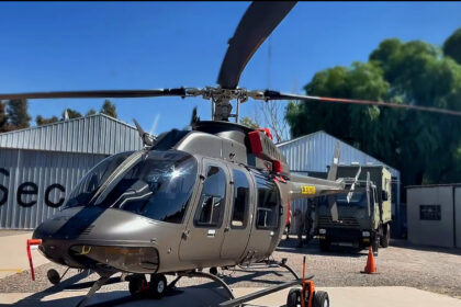 Bell 407GXi del Ejército Argentino estacionado frente a un hangar de la Aviación de Ejército. Imagen referencial.