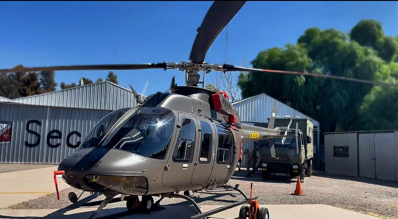 Bell 407GXi del Ejército Argentino estacionado frente a un hangar de la Aviación de Ejército. Imagen referencial.