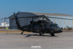 Helicóptero Black Hawk matrícula H-08 de la Fuerza Aérea de Chile estacionado en plataforma frente a un hangar