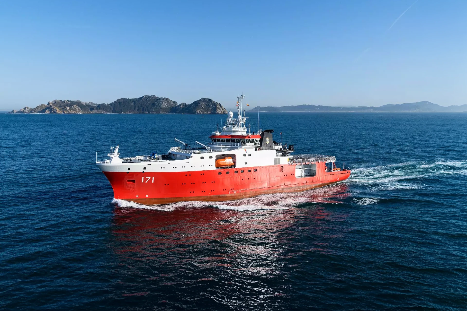 Buque polar BAP Carrasco navegando, referencia de casco reforzado para hielo