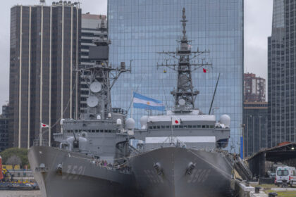 Buques japoneses JS Shimakaze TV-3521 y JS Kashima TV-3508 amarrados en Dársena Norte, Buenos Aires, en agosto de 2025