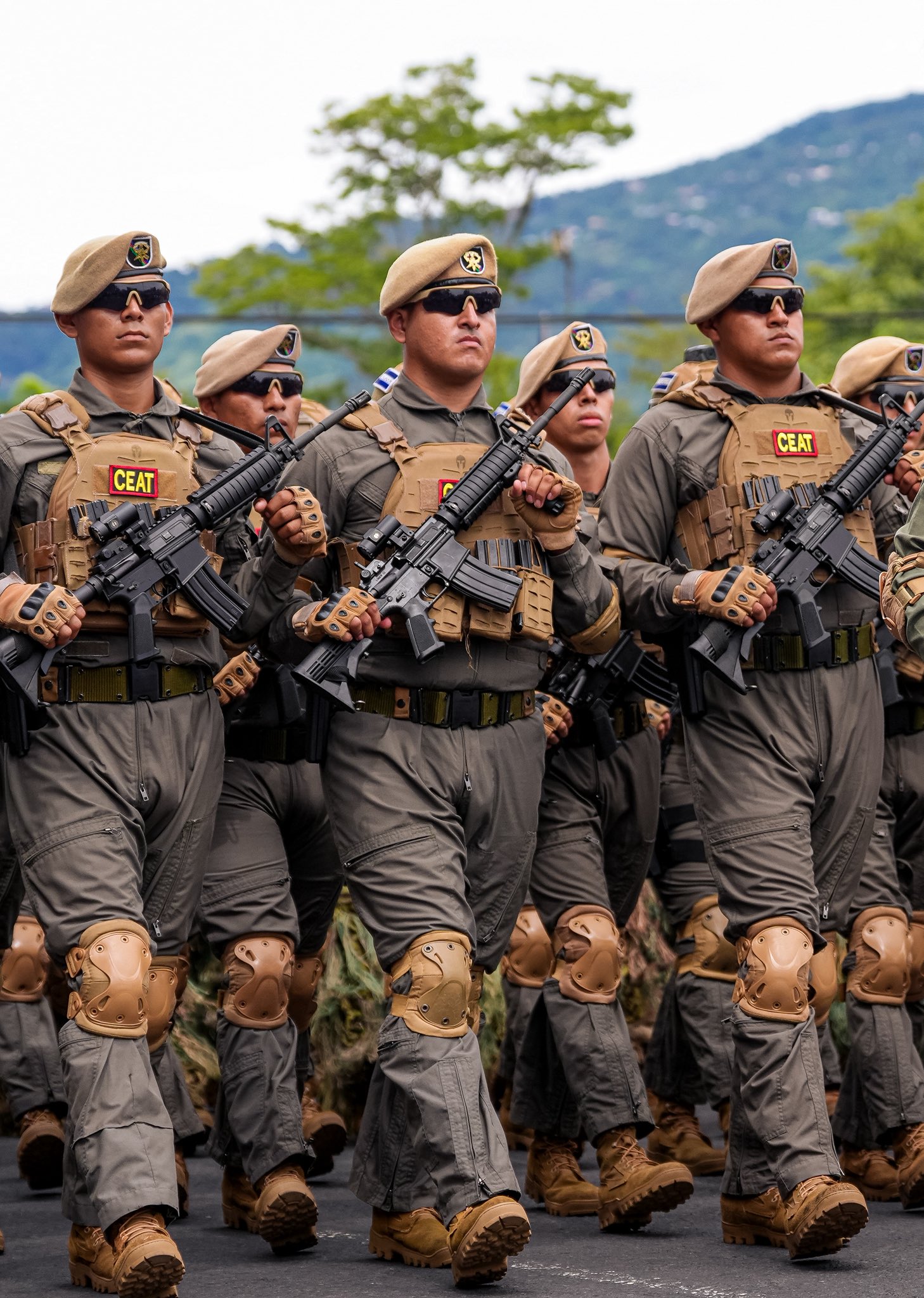 Efectivos del CEAT de la Fuerza Armada de El Salvador marchan con boina y chaleco táctico en San Salvador
