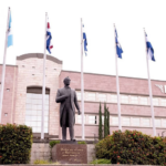 Estatua de Francisco Morazán y banderas centroamericanas izadas frente a la sede del BCIE en Tegucigalpa