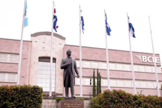 Estatua de Francisco Morazán y banderas centroamericanas izadas frente a la sede del BCIE en Tegucigalpa