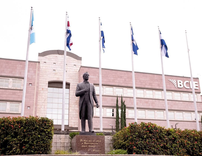 Estatua de Francisco Morazán y banderas centroamericanas izadas frente a la sede del BCIE en Tegucigalpa