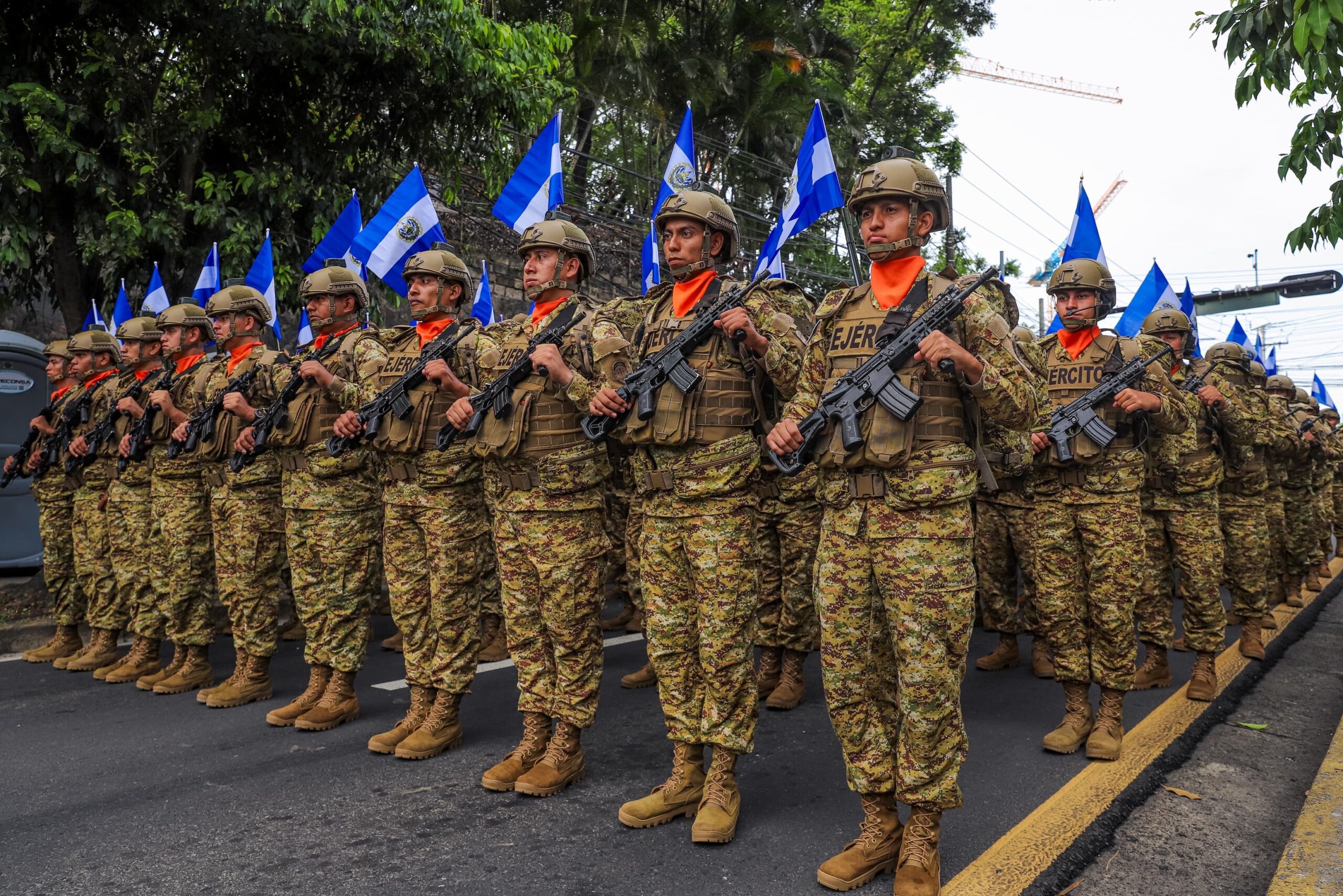 Soldados del Ejército de El Salvador en formación con banderas nacionales en los desfiles patrios en el Triángulo Norte