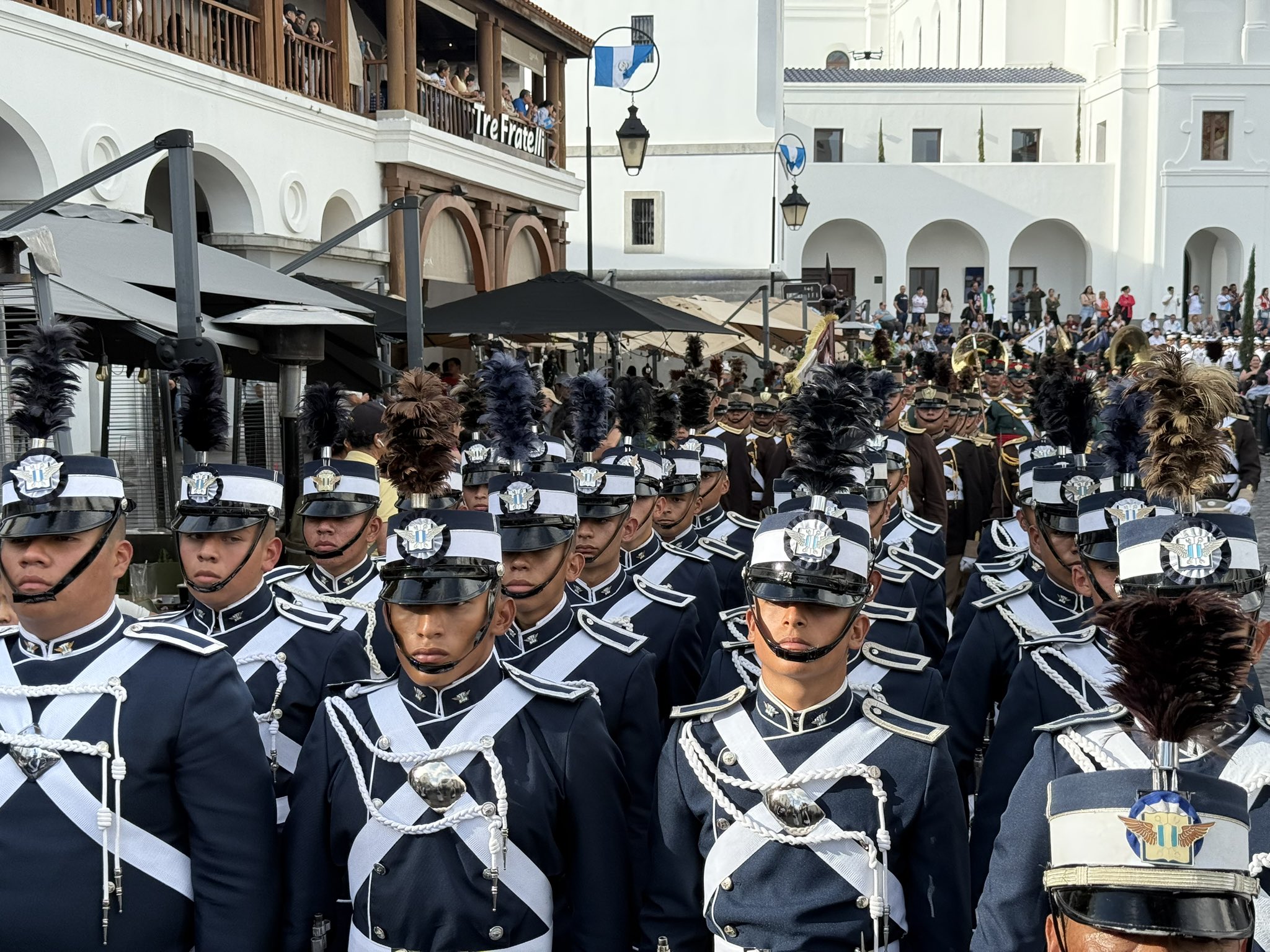 Cadetes de la Escuela Técnica Militar de Aviación de Guatemala en formación con uniforme azul en los desfiles patrios en el Triángulo Norte