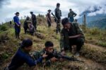 Integrantes de disidencias armadas en instrucción de tiro en zona montañosa de Colombia, contexto de los ataques con drones FPV contra radares