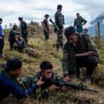 Integrantes de disidencias armadas en instrucción de tiro en zona montañosa de Colombia, contexto de los ataques con drones FPV contra radares