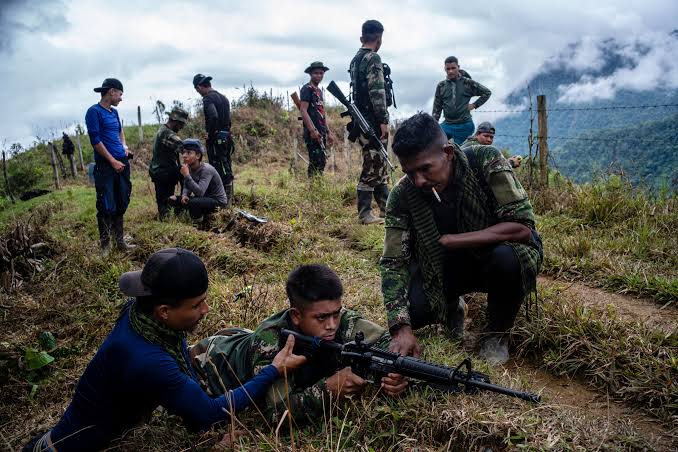 Integrantes de disidencias armadas en instrucción de tiro en zona montañosa de Colombia, contexto de los ataques con drones FPV contra radares