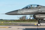 F-16AM M-1013 de la segunda tanda de F-16 de la Fuerza Aérea Argentina en rodaje, con el piloto saludando desde la cabina