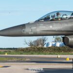 F-16AM M-1013 de la segunda tanda de F-16 de la Fuerza Aérea Argentina en rodaje, con el piloto saludando desde la cabina