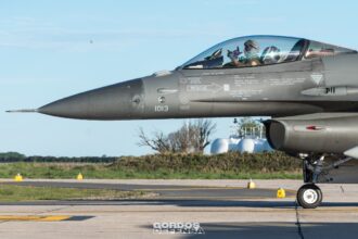 F-16AM M-1013 de la segunda tanda de F-16 de la Fuerza Aérea Argentina en rodaje, con el piloto saludando desde la cabina