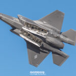 F-35A de la USAF en vuelo con bahías de armamento abiertas durante FIDAE 2026 en Santiago de Chile
